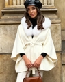 Dettaglio cappotto bianco con collo in ecopelliccia e trama in lana in stile street - S / Bianco