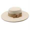 Elegante cappello in feltro di lana beige con nastro di raso e spilla ad ape - M (56-58cm) / Beige