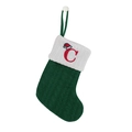 Detail van groene gebreide kerstsok met rode geborduurde letter C en kabelpatroon - Letter C