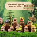 Figura de Capibara aterciopelada con sombrero de sandía en un escenario de bosque - Serie 053 Capibara / 1pc Aleatorio