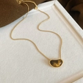 Gros plan du pendentif grain doré serti d'oeil de tigre sur une fine chaîne maille - Style de Pierre Gemme en Forme de Haricot (4#项链-金色-咖色)