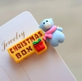 Vista macro di un fermaglio per capelli natalizio con orsetto e confezione regalo su carta - Stile 26 Fermaglio per Capelli Natalizio
