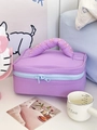 Dettaglio della trousse trapuntata viola con manico increspato e ricamo di lettere rosa - Viola Chiaro