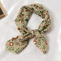 Carré en coton et lin vert clair avec imprimé floral rouge noué en noeud - 55x55cm / Lotus Beige