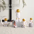 Set di figurine astronauta bianco e oro con basi lunari e accessorio skateboard - Set da 4 Pezzi Oro + Skateboard