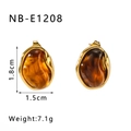 Detailansicht der Bernstein-Ohrstecker mit 18K Vergoldung und Maßen im Überblick - 18K Gold / Bernsteinfarbener unregelmäßiger Stil (NB-E1208)