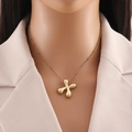 Dettaglio della collana con ciondolo a croce placcata oro 18K su una modella - Lettera X