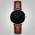 Orologio al quarzo minimalista con cinturino in pelle marrone e cassa in argento su sfondo bianco - Cassa Oro Rosa Cinturino Marrone