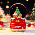 Boule à neige de Noël avec Père Noël et renne sur un socle rouge festif aux détails dorés - Moyen 80# Lumière LED + Chute de neige / 24106 Traîneau à rennes