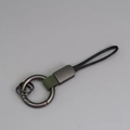 Porte-clés anneau gris fusil avec boucle en cuir vert foncé et cordon tressé noir - Vert + Gunmetal