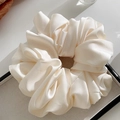 Chouchou géant en seersucker blanc élégant avec une texture soyeuse haut de gamme - Grand Chouchou en Satin Beige