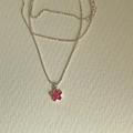 Collana con ciondolo a stella rosa, faccina sorridente bianca e catena a sfere d'argento - Fiore Rosa