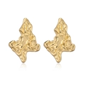 Détail macro de boucles d'oreilles plaquées or 18 carats avec texture de lave polie - Style Plis de Lave Irréguliers (CE00239YS)