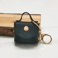Mini portamonete in pelle nera con motivo a onde e portachiavi dorato su marmo - Nero