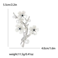Detalle de broche de flores con tres flores blancas y perlas con medidas exactas - Plateado