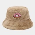Dettaglio di un cappello pescatore in peluche beige con toppa ricamata a ciambella rosa - M (56-58cm) / Cachi (Ciambella)