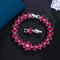 Dettaglio del bracciale a fiori argentato con cristalli rossi a goccia ed estensione - Rosso