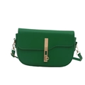 Borsa a sella verde scuro minimalista con fibbia dorata e design a base tonda - Verde