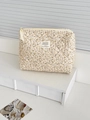 Detail einer gesteppten Cord-Kosmetiktasche mit Blumenmuster und Reißverschluss - Cord Vollflächiges Blumenmuster (Gelb) - Clutch-Stil