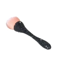 Pinceau poudre rose avec manche serti de strass noirs sur fond blanc épuré - Noir