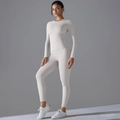 Detail van crème yoga-set met top met lange mouwen en legging voor dames - S / Off-white grijs