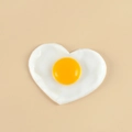 Portachiavi realistico a forma di uovo fritto a cuore in PVC con design a tuorlo d'oro - Uovo a Cuore - Senza Fibbia