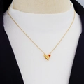 Elegante collar bañado en oro 18K con colgante de corazón rojo y diamantes blancos - Dorado