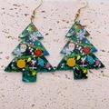 Weihnachtsbaum-Ohrringe aus Acryl mit Weihnachtsmann-Motiven und Goldhaken - Weihnachtsbaum