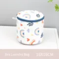 Detalle de bolsa de lavandería cilíndrica 16x16cm para sujetador con estampado de arcoíris - Arcoíris Sostén