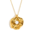 Collar de acero chapado en oro con colgante de flor y perla blanca central - Colgante de Flor de Perla / Dorado