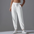 Detalle de la cintura alta con cordón en el pantalón deportivo blanco de mujer - S / Blanco Roto