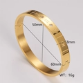Detalle del brazalete de acero dorado 8mm con números romanos y diamantes incrustados - 8mm / Dorado