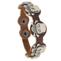 Retro Braunes Lederarmband mit Metall-Totenkopf-Anhängern und verstellbaren Löchern vor Weiß - Braun