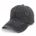 Detailaufnahme der Vintage-Baseballkappe aus gewaschenem Denim mit Riss-Effekten - Schwarz