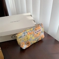 Detail van bloemige jacquard mini-make-uptas met metalen rits op houten tafeloppervlak - Geel en Oranje Contrast