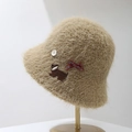 Detailopname van een kameelkleurige gebreide vissershoed met hondenpatch en strikje - Khaki