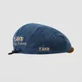 Detail van de blauwe corduroy kinderpet met gouden TAKE keep going borduursel erop - 52cm (2-5 Jaar) / Blauw