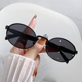 Ovale schwarze Sonnenbrille mit dunklen Gläsern in der Hand für einen Retro-Mode-Look - Schwarzer Rahmen Graue Gläser
