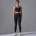 Dettaglio completo del set yoga nero a vita alta con reggiseno e leggings attillati - S / Nero