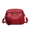 Borsa a tracolla in pelle litchi rossa con cinturino a borchie e dettagli argento - Rosso