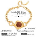 Details des goldenen Edelstahlarmbands mit Blumenanhänger und rotem Schmuckstein - Blumen-Achat-Stil (JDB0109018)