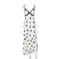 Dettaglio del pizzo nero sullo scollo a V del vestito lungo in raso bianco a fiori - S / Albicocca