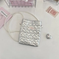 Dettaglio borsa a tracolla argento trapuntata a cuore con pizzo e fiocco rosa - Cuore Argento