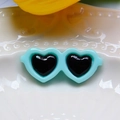 Dettaglio di occhiali da sole a cuore in resina azzurra per bambole su un piatto - Piccolo 2.9x1.2cm / Azzurro