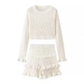 Dames gebreide set in crème met crop top lange mouwen en high waist ruffle shorts - S / Wit