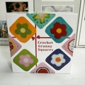 Vorderansicht des Crochet Granny Squares DIY-Sets mit bunten floralen Strickmustern - Garnkarte Stil B