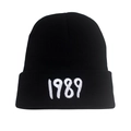 Berretto classico in maglia nera con ricamo bianco 1989 dallo stile sobrio ed elegante - Taglia unica / Nero