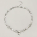 Dettaglio della collana a catena d'argento con ciondoli a stella e fiori trasparenti - Stile Fiore Argento / Argento
