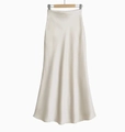 Jupe longue taille haute élégante en satin blanc crème sur un cintre en bois - Abricot Long