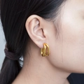 Primer plano de pendientes ovalados dorados de doble capa en acabado pulido en modelo - Pendientes Ovalados de Dos Líneas (MS-155) / Dorado